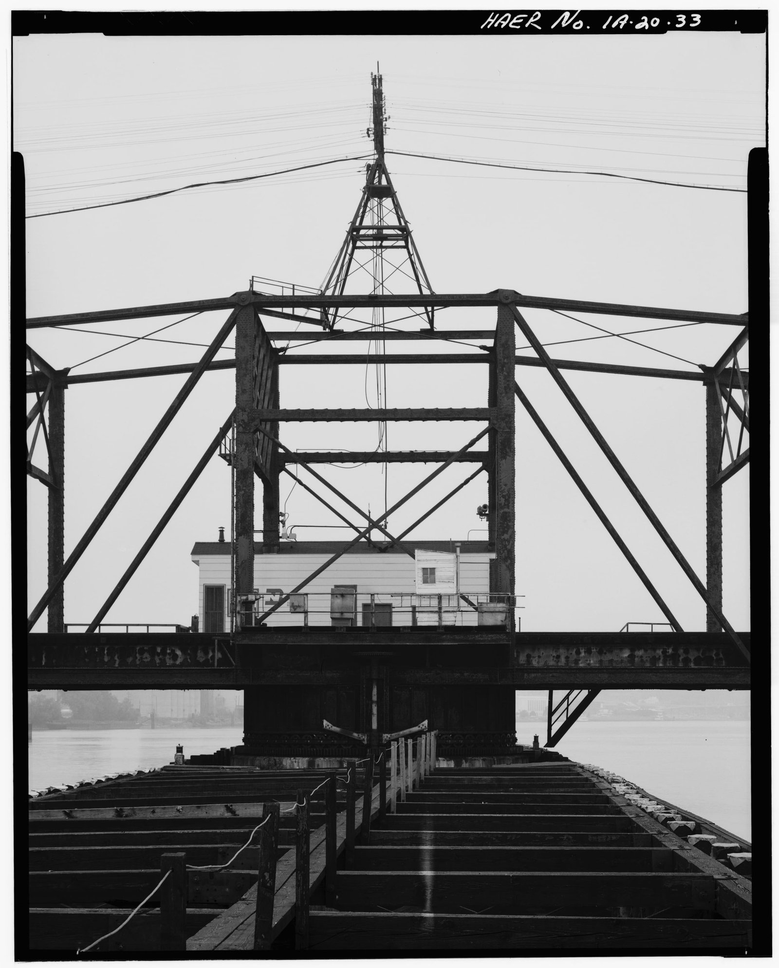 Center tower, previous bridge